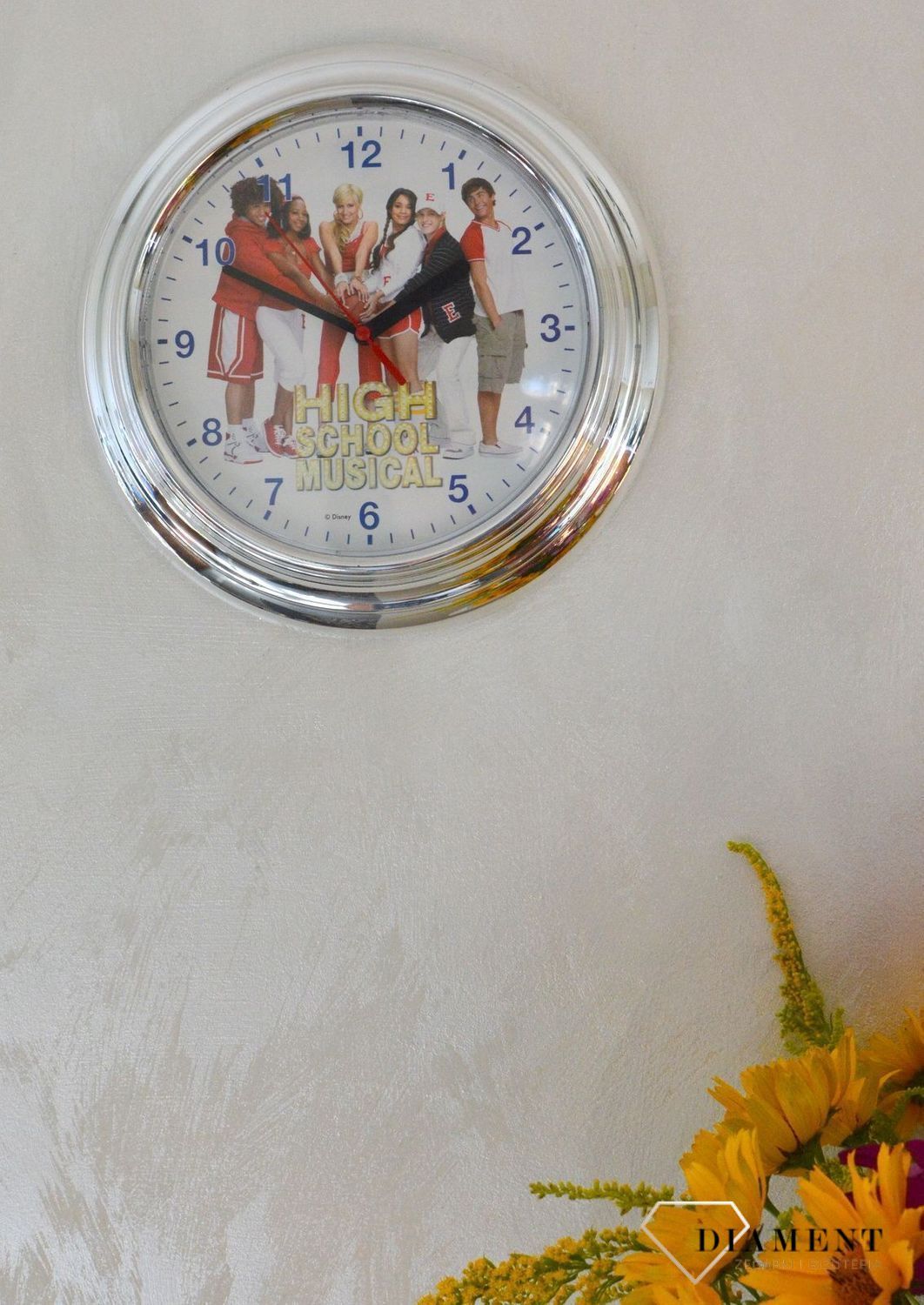 Zegar ścienny dla dziewczynki Disney 'High School Musical' H 521056 z kolekcji zegary ścienne dla dziewczynki. Zegary dla dziewczynki na ścianę. Zegary na ścianę dla dziecka w kolorze srebrnym. Zegar z Paris Hi (3).JPG